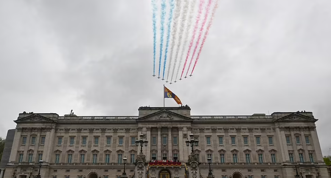 Vua Charles và Vương hậu Camilla cùng gia đình Vương thất vẫy chào người dân ở ban công Cung điện Buckingham - Ảnh 6.