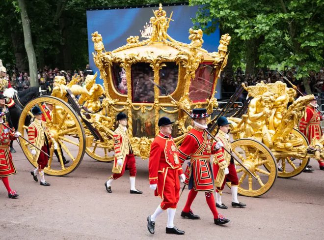 Chùm ảnh so sánh giữa lễ đăng quang của Nữ vương Elizabeth và Vua Charles: Đâu là sự kiện quy mô hơn? - Ảnh 4.