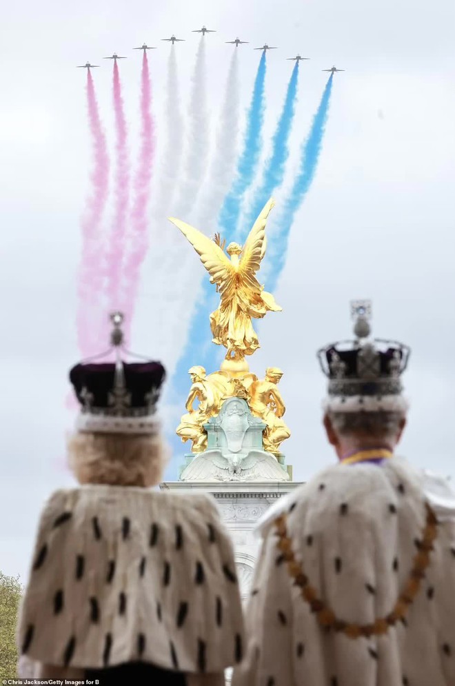 Chùm ảnh hậu trường hiếm hoi của Vua Charles và Vương hậu Camilla trên ban công Cung điện Buckingham hé lộ những góc nhìn chưa từng thấy - Ảnh 2.