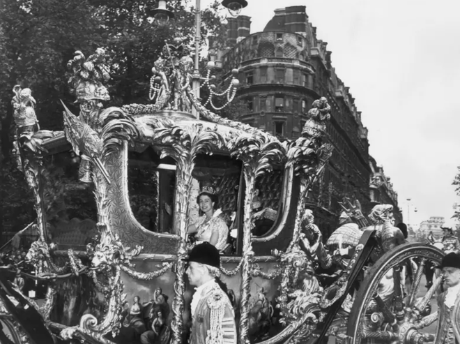 Chùm ảnh so sánh giữa lễ đăng quang của Nữ vương Elizabeth và Vua Charles: Đâu là sự kiện quy mô hơn? - Ảnh 3.