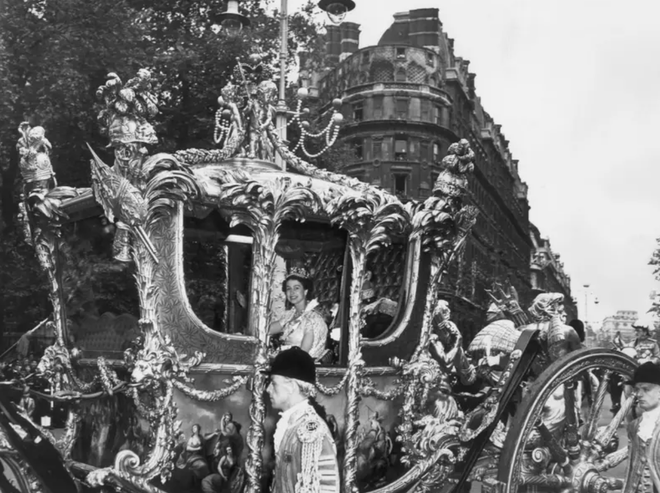 A series of photos comparing the coronation of Queen Elizabeth and King Charles: Which is the larger scale event? - Photo 3.