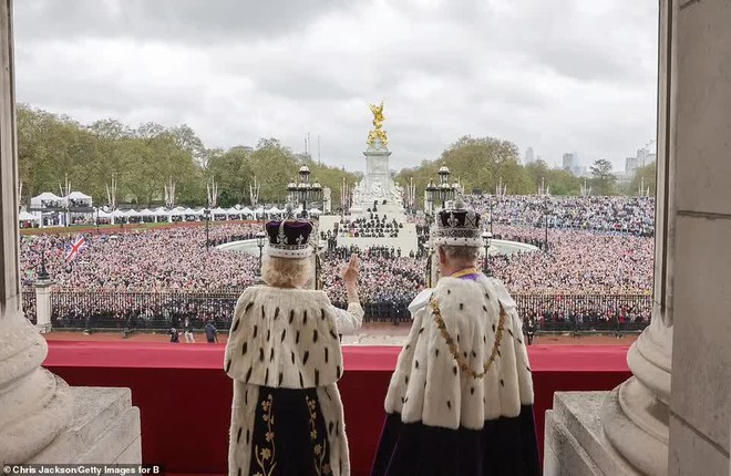 Chùm ảnh hậu trường hiếm hoi của Vua Charles và Vương hậu Camilla trên ban công Cung điện Buckingham hé lộ những góc nhìn chưa từng thấy - Ảnh 1.