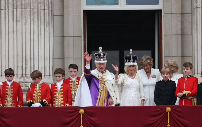 Vua Charles và Vương hậu Camilla cùng gia đình Vương thất vẫy chào người dân ở ban công Cung điện Buckingham - Ảnh 4.