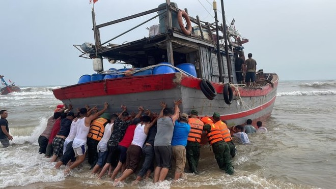 Sau nắng n&oacute;ng kỷ lục, gi&ocirc;ng lốc c&agrave;n qu&eacute;t miền Trung, 3 ngư d&acirc;n mất t&iacute;ch - Ảnh 3.
