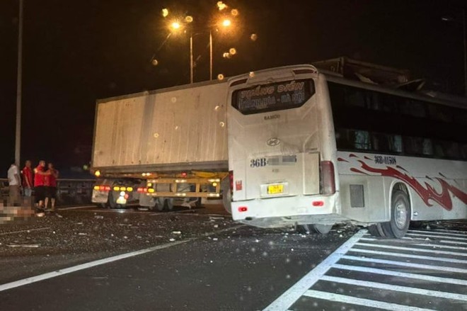 Ô tô khách tông xe đầu kéo trên cao tốc Pháp Vân, 1 người tử vong - Ảnh 1.
