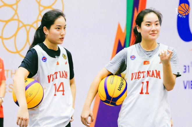 Cặp song sinh vừa cùng đội tuyển Việt Nam giành HCV bóng rổ: Đi du đấu thường xuyên nhưng vẫn học cực đỉnh, được trường vinh danh như này - Ảnh 1.