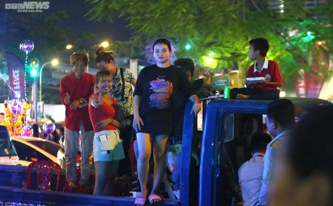 Campuchia: Tài xế chê khách, chủ quán nghỉ bán hàng cổ vũ SEA Games 32 - Ảnh 4.