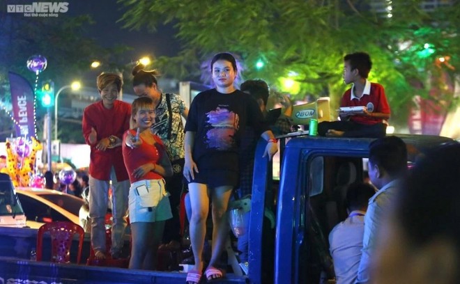 Campuchia: T&agrave;i xế ch&ecirc; kh&aacute;ch, chủ qu&aacute;n nghỉ b&aacute;n h&agrave;ng cổ vũ SEA Games 32 - Ảnh 4.