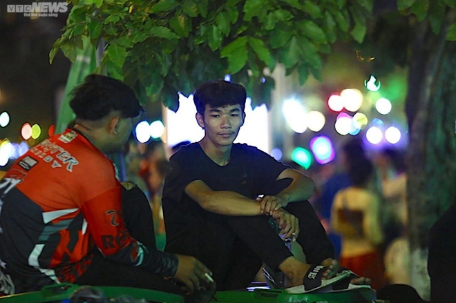 Campuchia: Tài xế chê khách, chủ quán nghỉ bán hàng cổ vũ SEA Games 32 - Ảnh 3.
