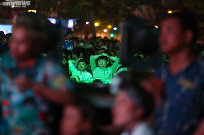 Campuchia: Tài xế chê khách, chủ quán nghỉ bán hàng cổ vũ SEA Games 32 - Ảnh 12.