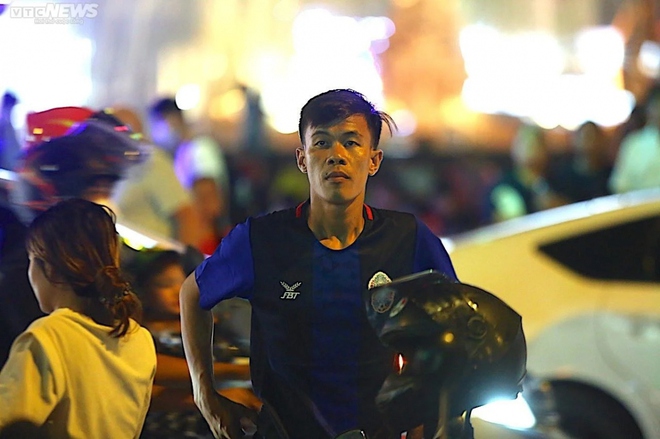Campuchia: T&agrave;i xế ch&ecirc; kh&aacute;ch, chủ qu&aacute;n nghỉ b&aacute;n h&agrave;ng cổ vũ SEA Games 32 - Ảnh 10.
