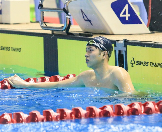Hot boy tuyển bơi Việt Nam quên ăn mừng HCV SEA Games 32 vì quá mệt, gục đầu ngay khi về đích - Ảnh 10.