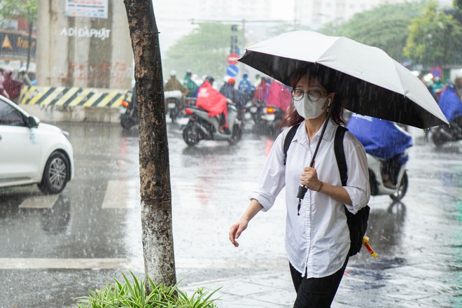 Cơn mưa vàng xối xả giải nhiệt cho Hà Nội, chấm dứt chuỗi ngày nắng nóng kinh hoàng - Ảnh 7.