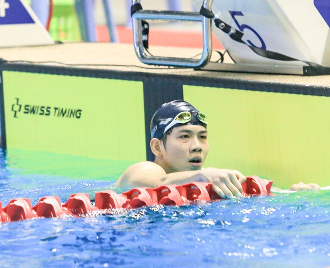 Hot boy tuyển bơi Việt Nam quên ăn mừng HCV SEA Games 32 vì quá mệt, gục đầu ngay khi về đích - Ảnh 9.