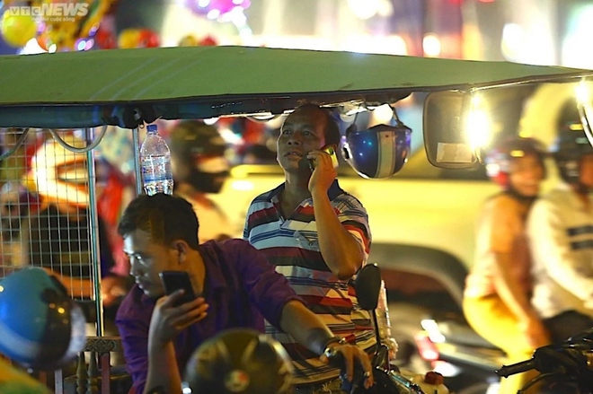Campuchia: Tài xế chê khách, chủ quán nghỉ bán hàng cổ vũ SEA Games 32 - Ảnh 7.