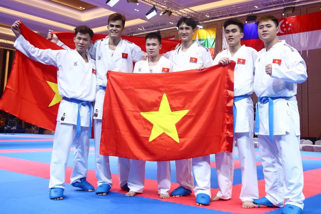 Giành HCV sau 6 năm chờ đợi, võ sĩ Việt Nam được đồng đội dìu lên bục nhận huy chương - Ảnh 5.
