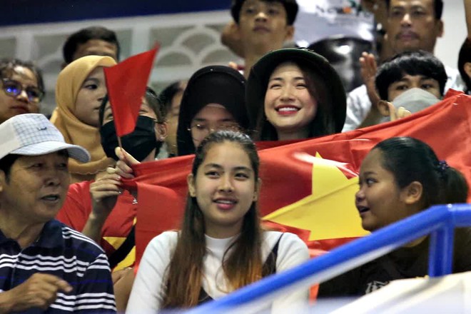 H&ograve;a Minzy đến Campuchia để cổ vũ đội tuyển bơi Việt Nam - Ảnh 2.