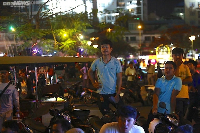 Campuchia: Tài xế chê khách, chủ quán nghỉ bán hàng cổ vũ SEA Games 32 - Ảnh 5.