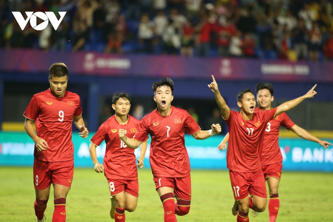 Những diễn biến điên rồ giúp U22 Việt Nam giành vé sớm vào bán kết SEA Games 32 - Ảnh 6.