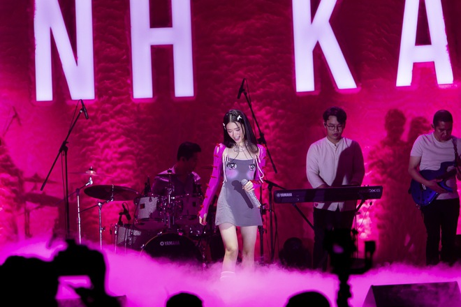 Sân khấu live debut của Linh Ka: Nhảy tốt nhưng hát thì còn kém lắm! - Ảnh 4.