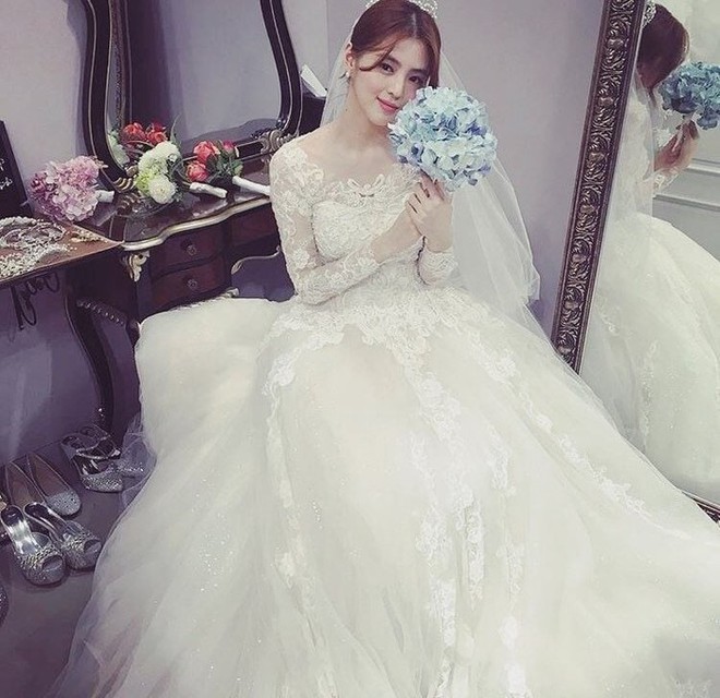 Cùng diện váy cưới: Song Hye Kyo ưa truyền thống, Han So Hee mới mẻ - Ảnh 5.