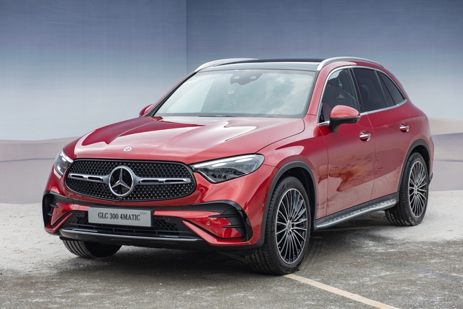 Mua Mercedes GLC 300 hay lấy bản base tiết kiệm 500 triệu đồng, bảng so sánh chi tiết này sẽ giúp bạn lựa chọn dễ dàng hơn - Ảnh 1.