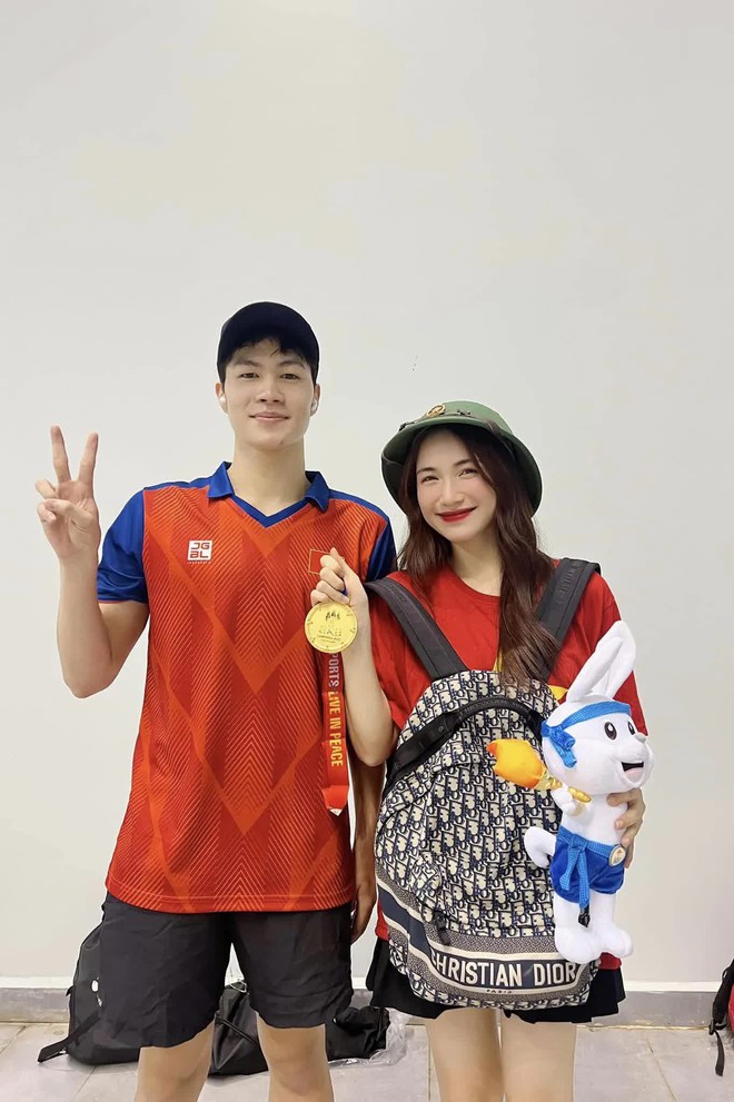 Đi cổ vũ dàn hot boy bơi lội Việt Nam giành HCV, Hoà Minzy chốt luôn thầy dạy bơi cực chất cho Bo Thúi, được Huy Hoàng tặng linh vật SEA Games 32 - Ảnh 2.