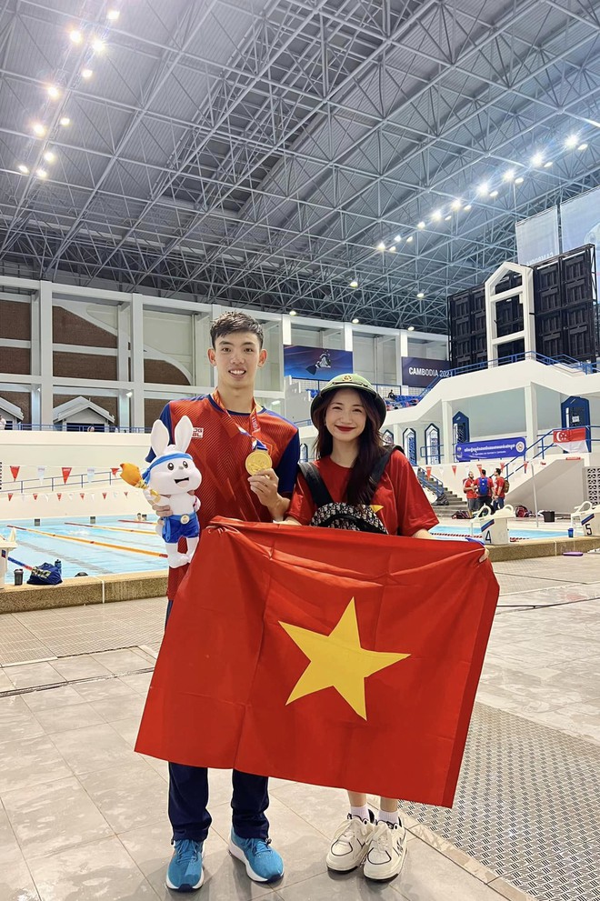 Đi cổ vũ dàn hot boy bơi lội Việt Nam giành HCV, Hoà Minzy chốt luôn thầy dạy bơi cực chất cho Bo Thúi, được Huy Hoàng tặng linh vật SEA Games 32 - Ảnh 1.