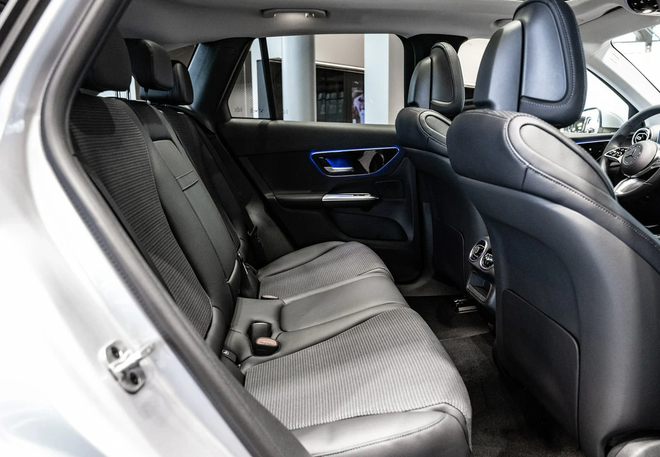 Mua Mercedes GLC 300 hay lấy bản base tiết kiệm 500 triệu đồng, bảng so s&aacute;nh chi tiết n&agrave;y sẽ gi&uacute;p bạn lựa chọn dễ d&agrave;ng hơn - Ảnh 10.