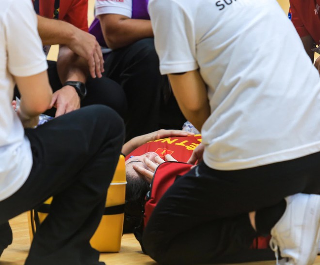 Hot girl bóng rổ Trương Thảo Vy ngã đập đầu xuống sàn vẫn xin tiếp tục thi đấu cho bóng rổ nữ Việt Nam - Ảnh 8.