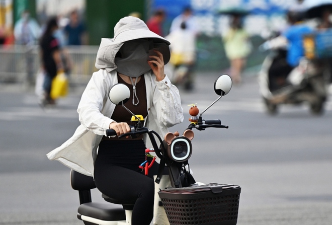 Nắng nóng kỷ lục ở nhiều địa phương miền Nam Trung Quốc - Ảnh 1.