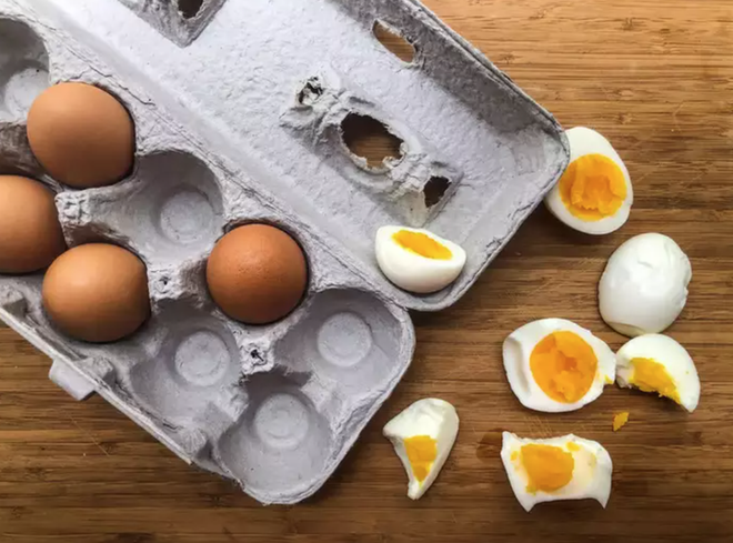 Luộc trứng trong l&ograve; vi s&oacute;ng, người phụ nữ gặp sự cố khiến gương mặt bị hủy hoại - Ảnh 3.