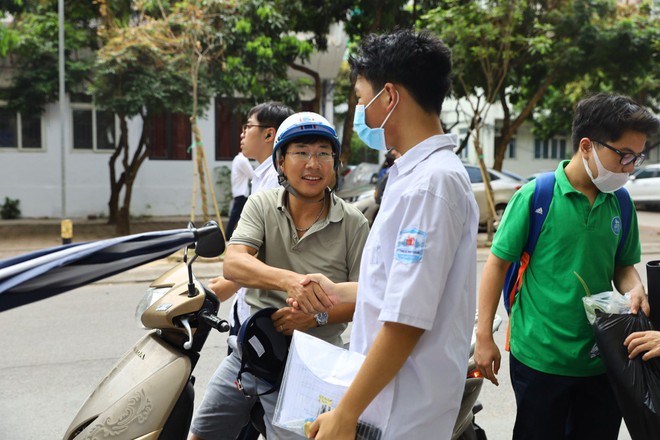 Nỗi lòng cha mẹ ngày con thi vào lớp 10: Phơi mình giữa nắng gần 40 độ, trải áo mưa xuống nền đất nóng đợi tin con - Ảnh 2.