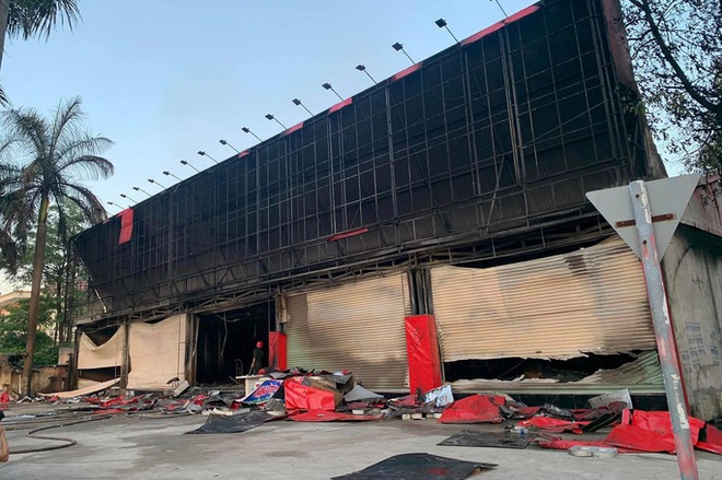 Cháy siêu thị MediaMart, thiệt hại hàng tỉ đồng - Ảnh 1.