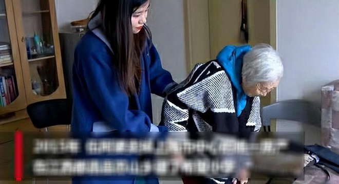 Cụ bà 91 tuổi có lương hưu khoảng 33 triệu đồng/tháng nhưng chỉ tiêu 33 nghìn đồng/ngày, hàng ngày đi nhặt ve chai, 36 năm không mua quần áo mới: Nguyên nhân là một bí mật động trời - Ảnh 1.