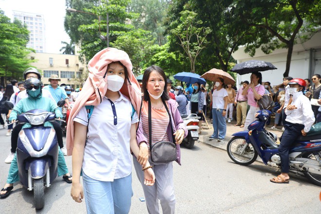 Nỗi lòng cha mẹ ngày con thi vào lớp 10: Phơi mình giữa nắng gần 40 độ, trải áo mưa xuống nền đất nóng đợi tin con - Ảnh 10.