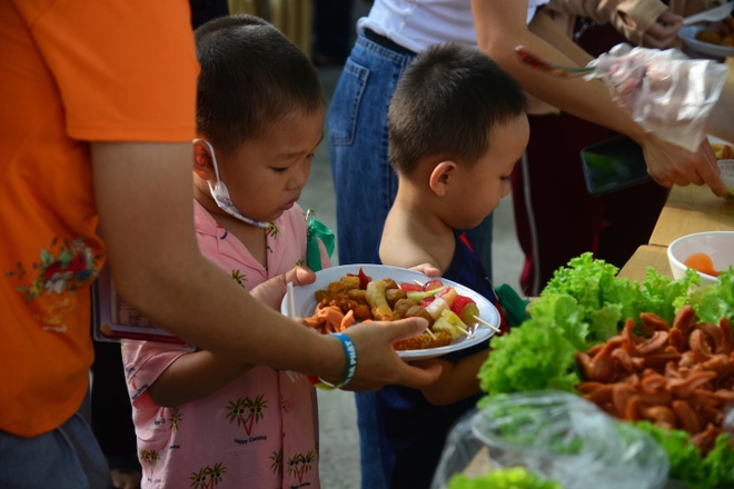 Người mẹ bật khóc lâu lắm mới thấy nụ cười hạnh phúc của chiến binh đầu trọc - Ảnh 6.