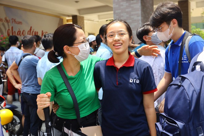 Nỗi lòng cha mẹ ngày con thi vào lớp 10: Phơi mình giữa nắng gần 40 độ, trải áo mưa xuống nền đất nóng đợi tin con - Ảnh 10.