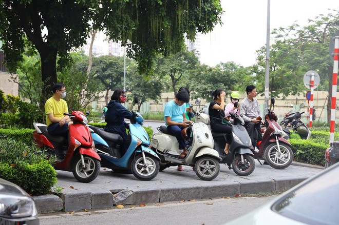 Thí sinh thở phào sau khi hoàn thành môn đầu tiên thi vào lớp 10 Hà Nội - Ảnh 1.