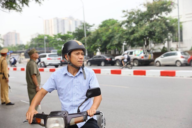 Toàn cảnh kỳ thi vào lớp 10 Hà Nội ngày 1: Phụ huynh dậy từ 4h sáng để chuẩn bị, có thí sinh chống nạng đi - Ảnh 3.