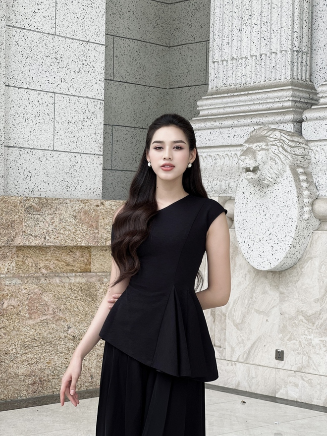 Hoa hậu Đỗ Thị H&agrave; h&oacute;a n&agrave;ng thơ y&ecirc;u kiều với đầm voan lệch vai gợi cảm - Ảnh 6.