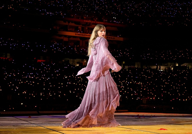 Ngắm những trang phục lộng lẫy của Taylor Swift tại The Eras Tour - Ảnh 7.