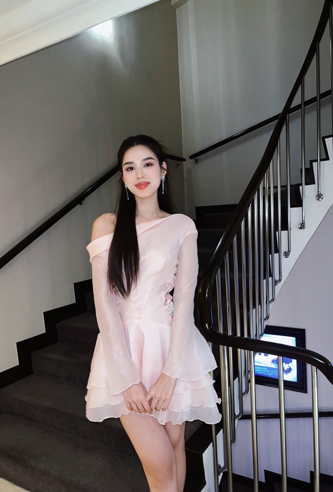 Hoa hậu Đỗ Thị H&agrave; h&oacute;a n&agrave;ng thơ y&ecirc;u kiều với đầm voan lệch vai gợi cảm - Ảnh 4.