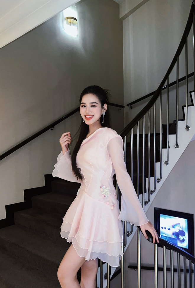 Hoa hậu Đỗ Thị H&agrave; h&oacute;a n&agrave;ng thơ y&ecirc;u kiều với đầm voan lệch vai gợi cảm - Ảnh 3.