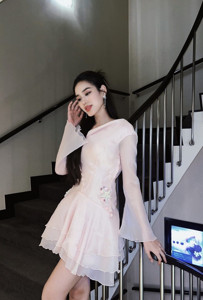 Hoa hậu Đỗ Thị H&agrave; h&oacute;a n&agrave;ng thơ y&ecirc;u kiều với đầm voan lệch vai gợi cảm - Ảnh 2.