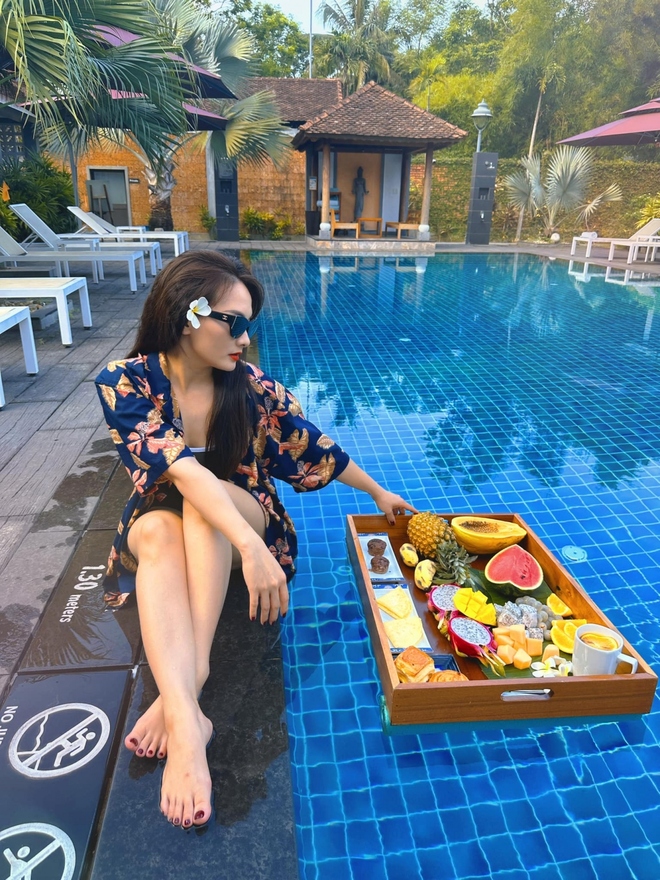 Mẹ 2 con Bảo Thanh diện bikini khoe sắc vóc nuột nà bên bể bơi - Ảnh 2.