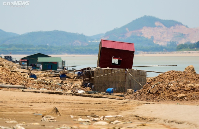 Sông Đà cạn trơ đáy: Người dân bất lực nhìn cá, hoa màu chết khô - Ảnh 19.