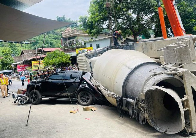 Xe bồn lật đ&egrave; xe b&aacute;n tải v&agrave; xe m&aacute;y, 2 người chết, 3 người bị thương - Ảnh 1.