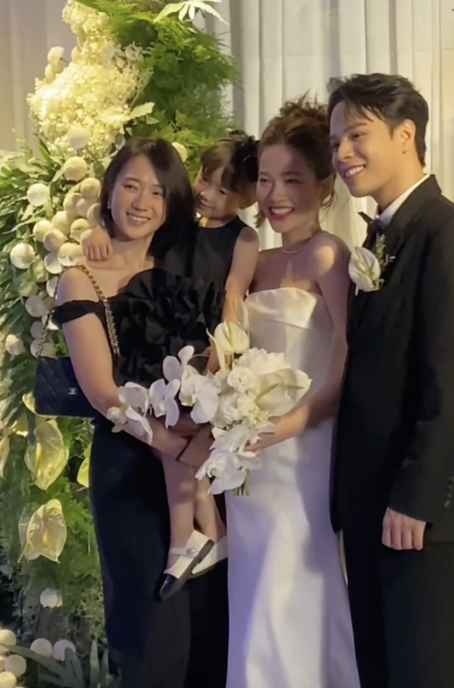 Con g&aacute;i JustaTee chiếm spotlight khi c&ugrave;ng mẹ dự đ&aacute;m cưới - Ảnh 3.