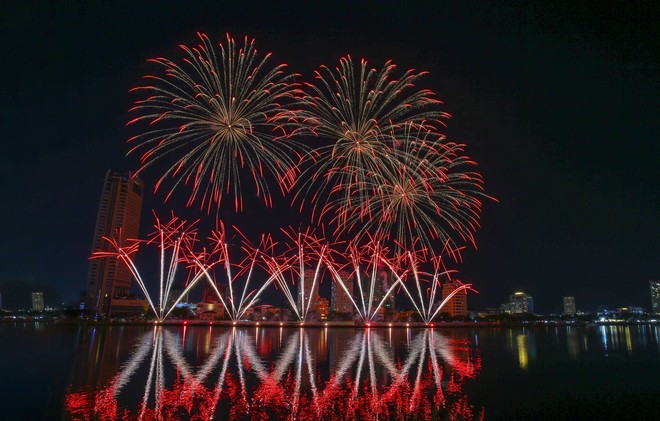 Hai đội pháo hoa Pháp và Canada trình diễn Tình yêu không biên giới trên sông Hàn - Ảnh 12.